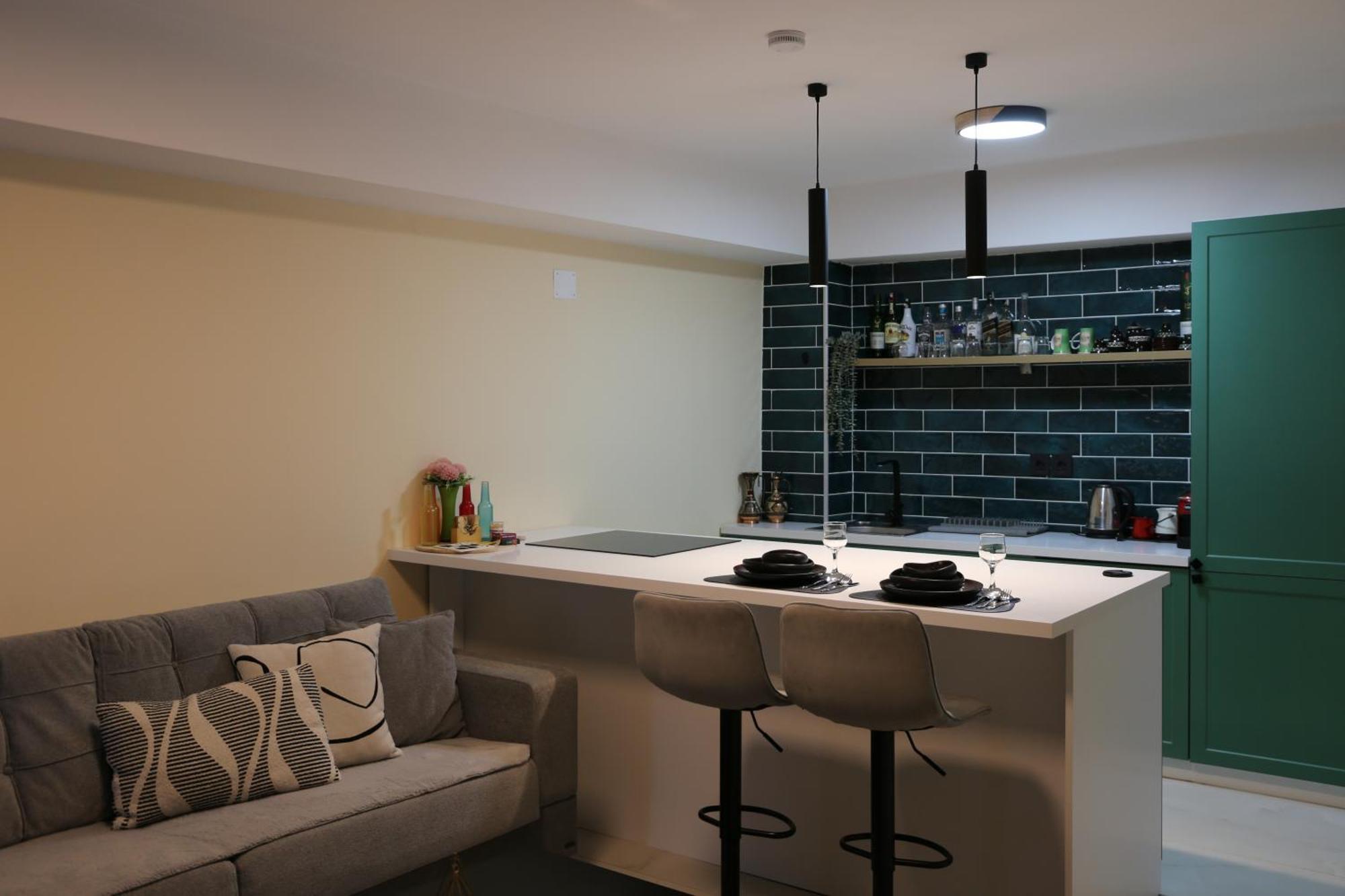 Bazar Charm- Cozy Urban Retreat In Historic Heart